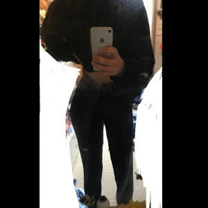 Nike träningsbyxor med tajt midja och text 🖤 - Ett par Nike träningsbyxor i svart och grått, långa ben och skönt material!  Använt några gånger, men inte ofta. Väldigt eftertraktade och efterfrågade! Slutsålda typ överallt. Storlek S