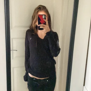 Tröja från Fredperry - Väldigt bra skick, svart tröja från Fredperry. Stl: S/M men passar mig som har XS