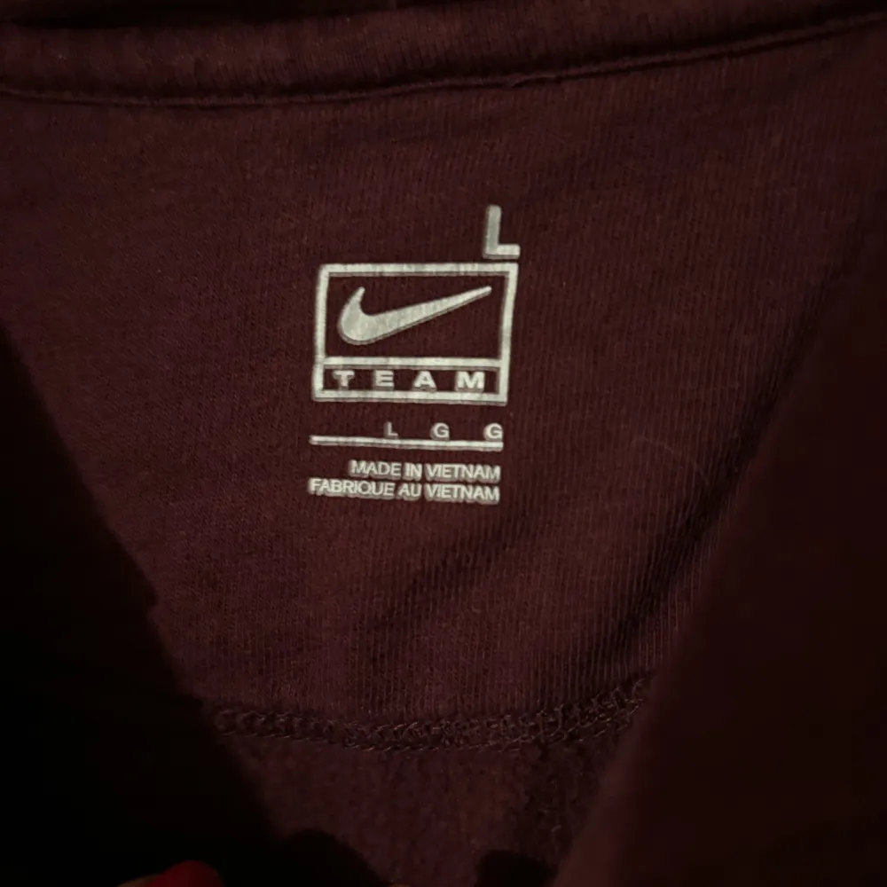 Snygg och trendig Nike zip up hoodie i en höstig vinröd färg. Passar till mycket och är i bra skick . Hoodies.