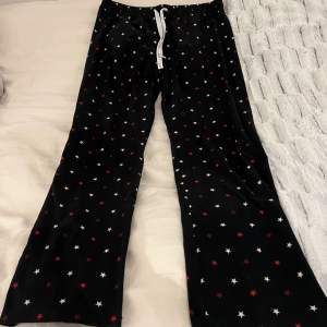 Super fina pyjamasbyxor från Calvin Klein med stjärnor. Storkels lappen är avklippt men jag tror att det är i storlek S 