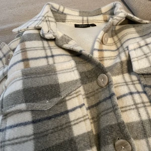 Skjortjacka - Skjortjacka från KAPPAHL. Väldigt oversized så är mer som en M/L. Nypris 699kr. Köparen står för frakten, pris kan diskuteras.