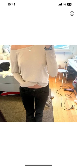 Topp - Glittrig långärmad tröja från Edblad🕯️ Går ner över axeln 