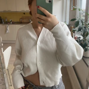 Stickad kofta - Säljer min vita stickade kofta då den blivit för liten, mysig skön och bra behållen !