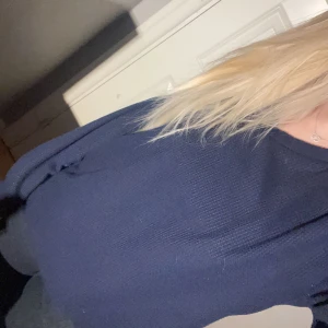 stickad tröja  - marinblå tröja i storlek S