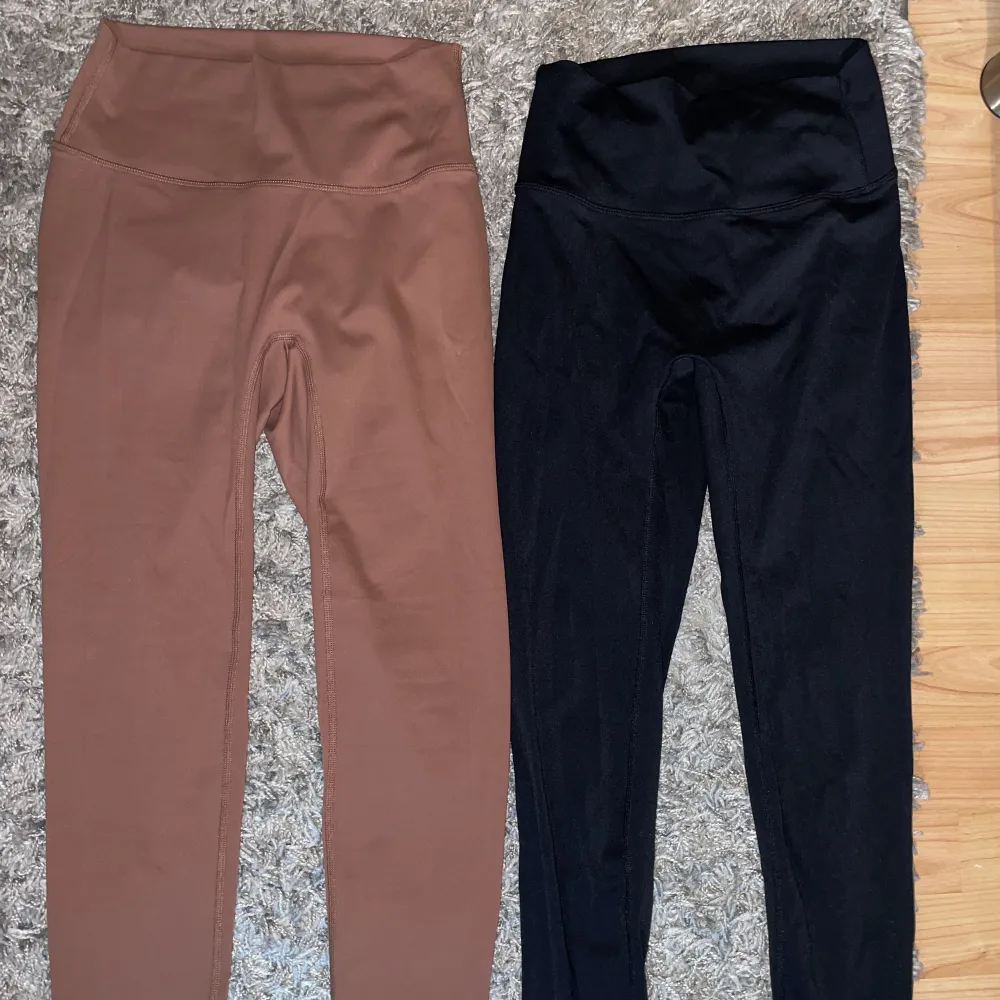 Säljer två par leggings köpta på en amerikansk hemsida som heter Peachybunz. Använda 1-2 gånger . Stretchiga och Sitter väldigt fint på rumpan ( båda är storlek M) Säljer 300 styck. Nypris 500 Skicka gärna meddelande vid funderingar 🥰. Jeans & Byxor.