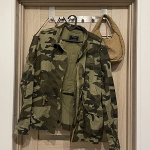 Jacka militärmönster - Jacka i militärmönster, storlek S