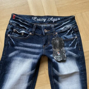 Crazy age - Helt nya crazy age jeans med lappen kvar! Bootcut och lågmidjade! Kan skicka fler bilder! Midja: 36 cm rakt över!   Innerbenet: 84 cm!