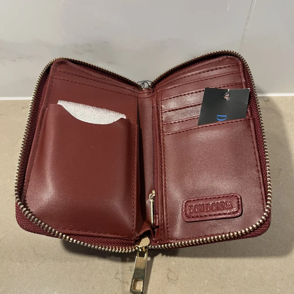 Praktisk plånbok med plats för mobilen. Ny oanvänd. Väskor.