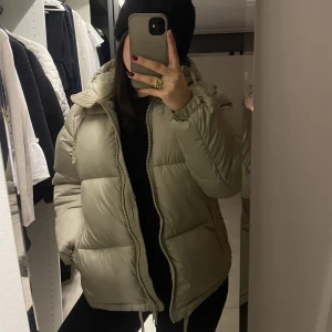 Jacka - Säljer min begie/gröna hm jacka då den inte kommer till någon användning längre!🫶🏼 Sorlek xs men skulle även säga att den passar en s/m🥰 hör av dig för fler bilder!