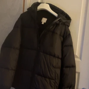 Vinter jacka  - Svart vinterjacka från hm 