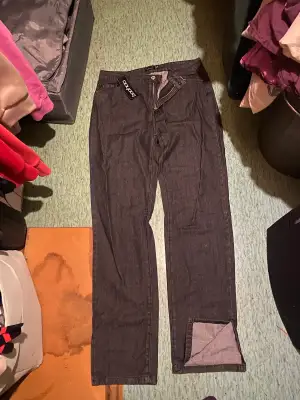 Nya jeans från Boohoo oanvända pågrund av fel storlek dom har en slits 