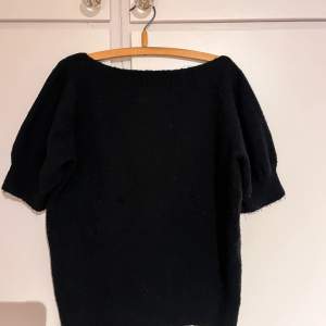 En jätte fin stickad t-shirt från Vero moda, köpt på plick! Säljer den då den inte passar som jag ville! I helt ok skick!💗
