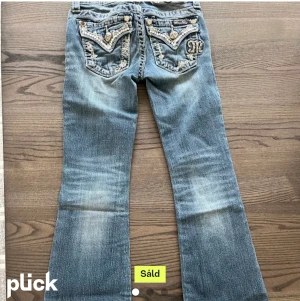 Miss me jeans - Säljer vidare domhär miss me jeansen då dom var för små för mig, dom är flare/ bootcut och lågmidjade❤️passar bäst på någon som är lite yngre och kortare OBS! Dom är i barnstorlek. Bilderna är lånade