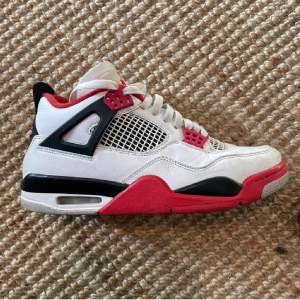 Ett par Jordan 4 fire red 2020 i ganska bra skick. Nypris runt 4300