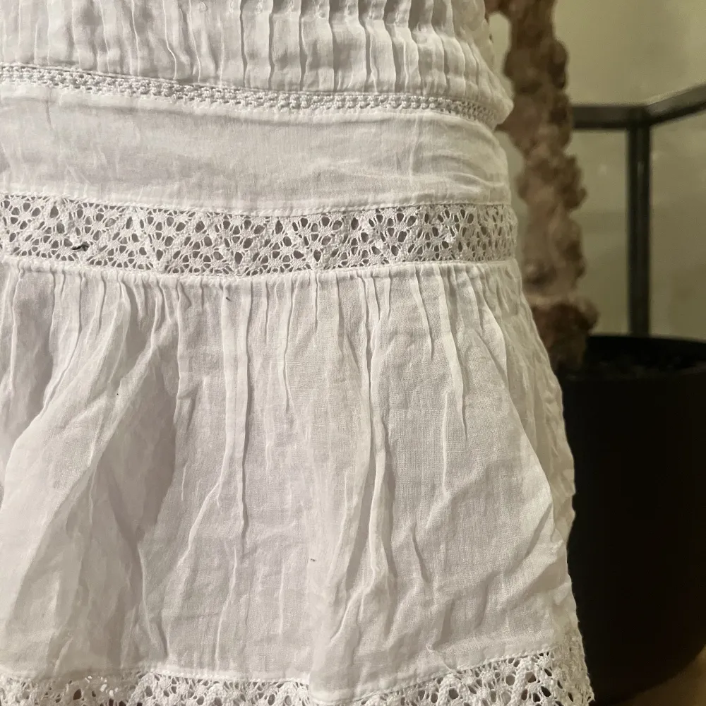 Jättesöt vit kjol med så fina detaljer. Lite tunnare i materialet men ändå inte genomskinlig💕 nyskick!😍. Kjolar.