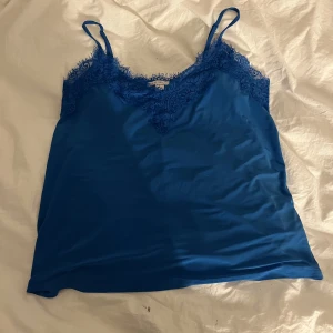 Blått spets linne💙 - Jätte fint linne med spets på från Newyorker❤️ Linnet är i bra skick och bara använd några få gånger, det är därför jag säljer de☺️Skriv för fler frågor eller bilder❤️🙌