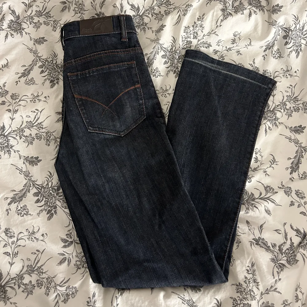 Säljer dess byxor från märker flash jeans, vill inte längre ha högmidjat därför säljer jag dem🤗 de är nersydda så de passar mig som har 32 i längd! Skriv för fler bilder💕. Jeans & Byxor.