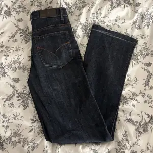Säljer dess byxor från märker flash jeans, vill inte längre ha högmidjat därför säljer jag dem🤗 de är nersydda så de passar mig som har 32 i längd! Skriv för fler bilder💕