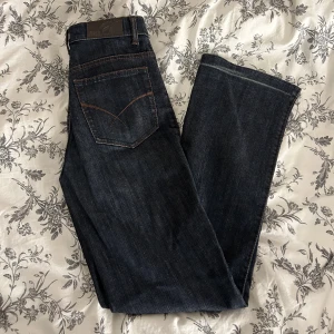Högmidjade byxor - Säljer dess byxor från märker flash jeans, vill inte längre ha högmidjat därför säljer jag dem🤗 de är nersydda så de passar mig som har 32 i längd! Skriv för fler bilder💕