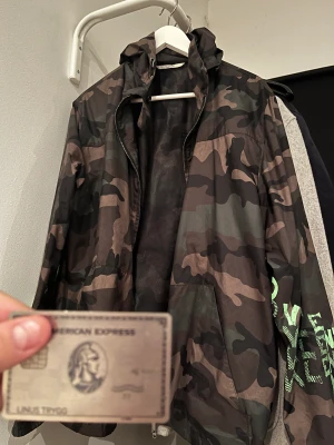 Valentino Windbreaker  - Size M fits L Cond 7-8/10 (?) Inga hål!  Byte mot maya size 4 + pengar till dig är intressant