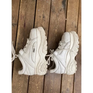 Vita Buffalos sneakers st 39 - Vita buffalo I st 39, i gott skick.   Finns att hämtas i Stockholm. Hör av dig om du har någon fundering!