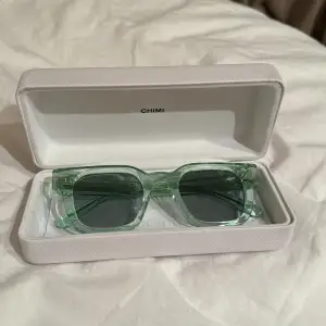 !!KOLLAR INTRESSE!! Helt oanvända chimi glasögon i färgen ”light green” modellen 04. Sån fin sommarfärg! Köpt för 1250 skulle vilja ha minst 950.💚