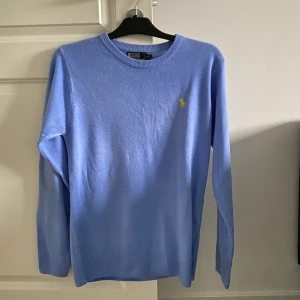 Ralph lauren tröja - Säljer nu denna schysta tröjan från Ralph lauren i storlek M men är nått snäpp mot S. Skick 7/10. Vid frågor är det bara att höra av sig!