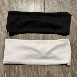 Hårband - Säljer ett vitt och ett svart hårband som är helt nya då det inte kommer till användning. 39 kr för båda 🫶🏼