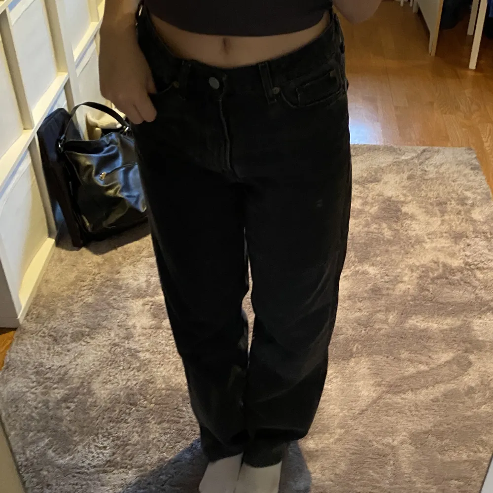 Svarta/mörkgrå jeans från H&M i storlek 36 men passar 38 också. . Jeans & Byxor.
