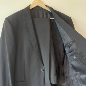 Tiger of Sweden Kostym - Svart, st 152 Använt en eller två gånger. Toppenskick. Passar mig inte, har fler foton vid behov!