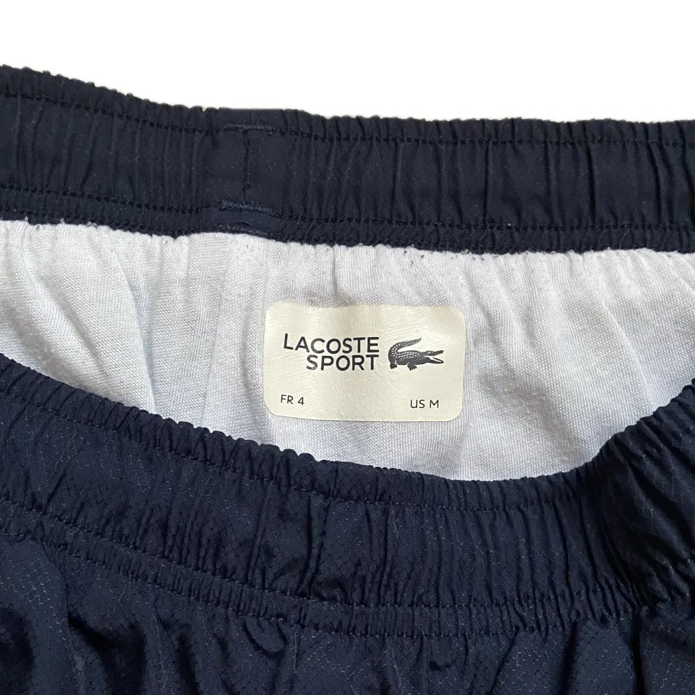 Säljer mina feta Lacoste track pants/mjukisbyxor då de inte kommer till användning längre, är i jättebra skick använda knappt och passar true to size, skriv gärna om du har frågor . Jeans & Byxor.