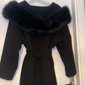 Garoff kappa  - Säljer en garoff kappa som använts några få gånger, är i väll skick, är i storlek XS-M men passar mig perfekt som storlek S. Säljer den för 1500kr men pris kan diskuteras vid snabb affär💗pälsen saknar några knappar men enkelt att sy fast egna om man vill💗