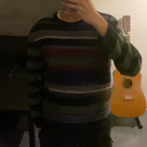 Cool knitwear stickad sweatshirt - Har använt den några gånger. Råkade tvätta fel så den kymptes från XL till S. Jättebra skick annars