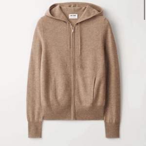 Säljer denna fina soft goat zip hoodie då den inte kommer till användning💕 Jag har använt den fåtal gånger och den har inga defekter. Skriv till mig för fler bilder💕