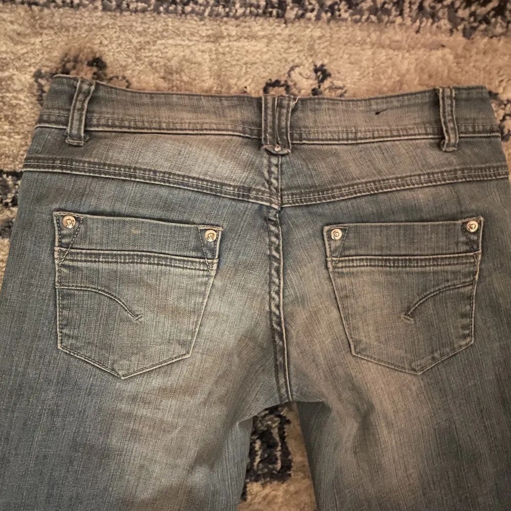 Säljer dessa galet snygga lågmidjade jeans. Väldigt trendiga och med fina fickor! Säljer då de är för små för mig 💗använd gärna köp nu . Jeans & Byxor.