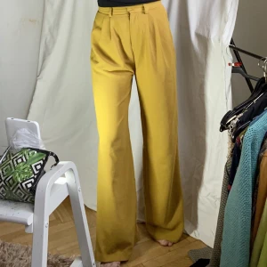 Senapsgula kostymbyxor  - Senapsgula kostymbyxor med röd söm längst ned som enkelt går att klippa bort.   Skicka DM vid frågor. ☆．。･