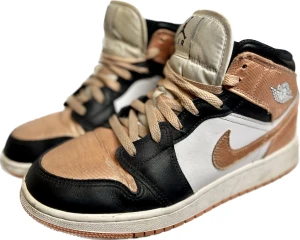 Nike Air Jordan 1 Mid 'Madder Root' - Ok skick, lite slitna på den ena skon just där tårna viks. Kartong medföljer.
