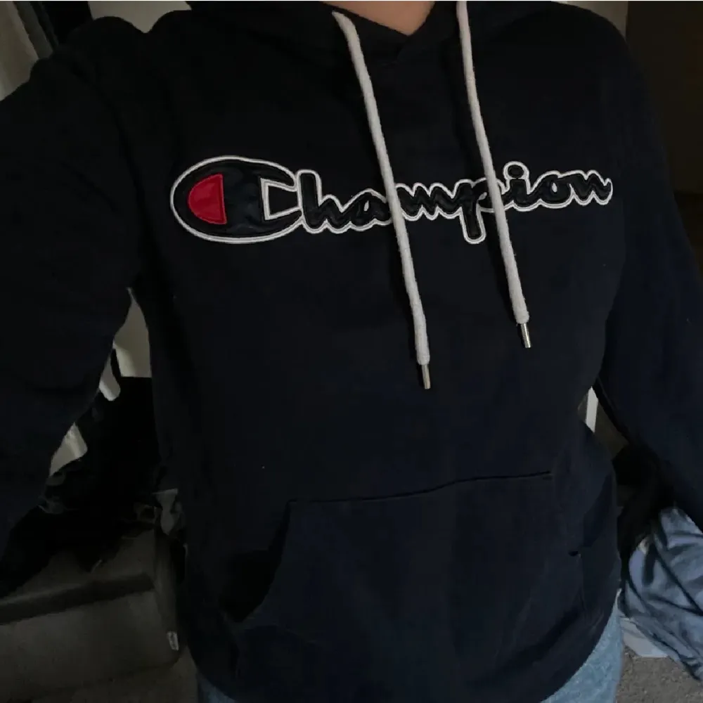 Säljer Dena tröja som jag köpte från Plick då den inte kommer till användning . Hoodies.