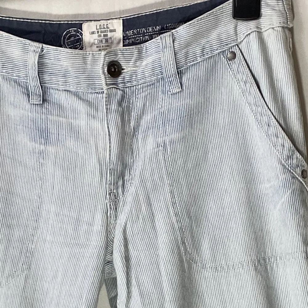 Smårandiga blå/vita lågmidjade jeans.   Skicka DM vid frågor. ☆．。･. Jeans & Byxor.