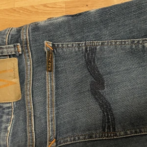 Nudie jeans - Ett par riktigt feta nudie jeans som sitter perfekt en defekt och det är ett litet hål vid vänstra fickan som knappt syns 