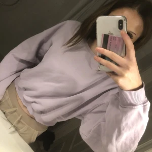 Lila tröja - Säljer denna tröja ifrån bik bok💖 Använd några gånger. Köpt för 100 för ungefär ett år sedan🥰