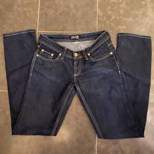 Dolce&Gabbana jeans - Jag säljer dessa supersnygga lågmidjade jeansen från Dolce&Gabbana🤩De är raka i benen och har unika detaljer🙌 