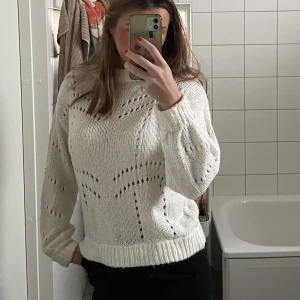 Stickad tröja  - Säljer denna jätte fina stickade tröja frön Gina tricot som tyvärr inte kommer till användning längre. Den är i använt skick och normal i storleken 