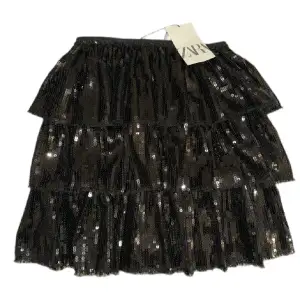 Svart glittrig kjol även perfekt som en snygg fest topp. Aldrig använt den är i topppen skick och oxå perfekt nu till nyår🖤🖤