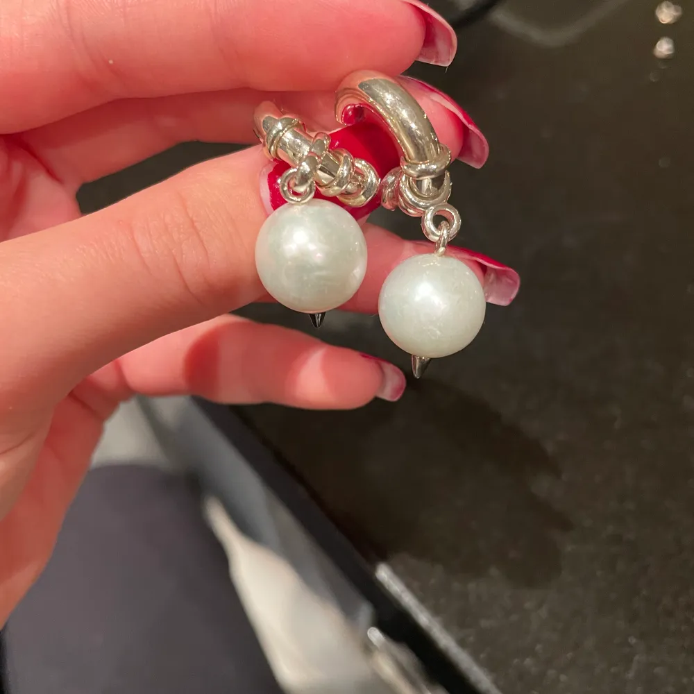 ”Chunky pierced pearl earring” från Maria nilsdotter. Nypriset ligger på 2795 för en, alltså 5590 för båda. Inga skambud tack, vill inte heller byta!!. Accessoarer.