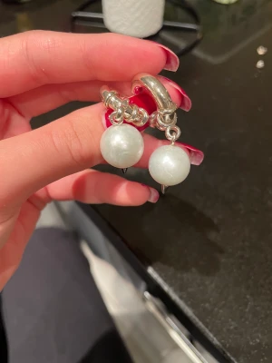 Maria nilsdotter örhängen  - ”Chunky pierced pearl earring” från Maria nilsdotter. Nypriset ligger på 2795 för en, alltså 5590 för båda. Inga skambud tack, vill inte heller byta!!