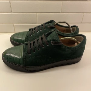 Lanvin skor - Säljer mina Lanvin PYTHON DBB1. Unikt och coolt pythonmönster fram. Storlek 10 (UK) vilket motsvarar runt 44-45 (EU). Litet skrapmärke på höger tå annars utmärkt skick! Vid fler frågor/bilder är det bara att höra av sig! Kan frakta eller mötas i Stockholm