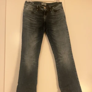 Ltb jeans - Blå lågmidjade Ltb bootcutjeans i nyskick. 