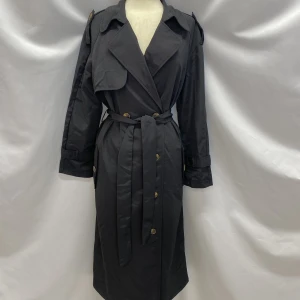 Trenchcoat  - Helt ny trenchcoat från PrettyLittleThing. Lång och fin jacka. 