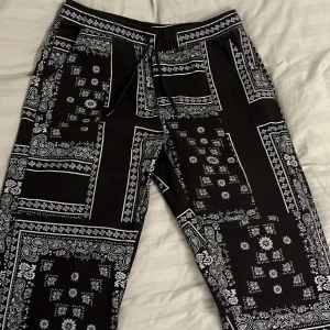 Zara byxor - Zara byxor i tryck. Använda 2 ggr. Tyg/chinos lite tjockare. Feta men inte min stil.